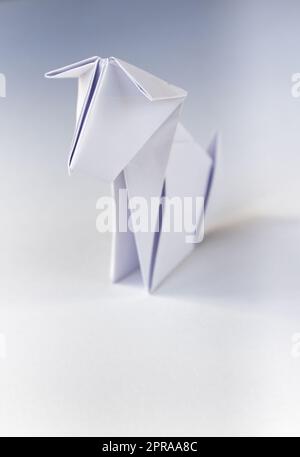 Papier Hund Origami isoliert auf einem weißen Hintergrund Stockfoto