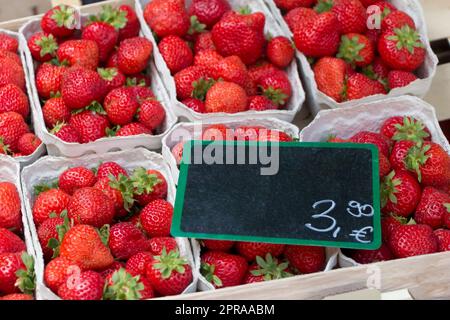 Erdbeermarkt Körbe mit vielen köstlichen roten Erdbeeren Stockfoto