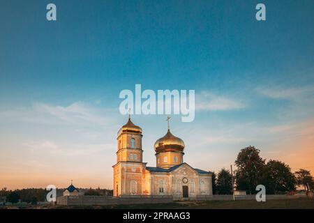 Tscheretjanka, Region Gomel, Weißrussland. Dormition Der Theotokos Kirche Bei Sonnenuntergang Oder Sonnenaufgang Stockfoto