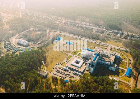 Gomel, Weißrussland. Luftaufnahme des Gebäudes des Republikanischen Wissenschaftlichen Zentrums für Strahlenmedizin und menschliche Ökologie am Frühling-Sonnentag. Draufsicht. Drohnenansicht. Vogelperspektive Stockfoto