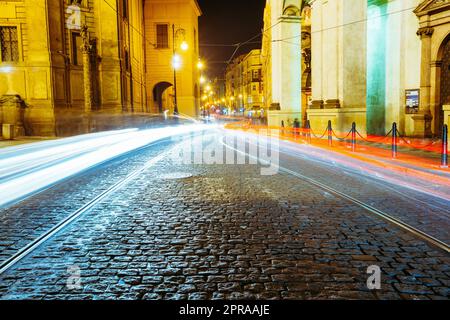 Nachtaufnahme der Ampeln in der Straße in Prag, Tschechische republik. Stockfoto