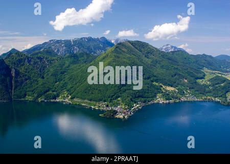 Traunsee mit Alpen vom Hügel kleiner Schönberg aus gesehen. Österreichische Landschaft. Österreich Stockfoto