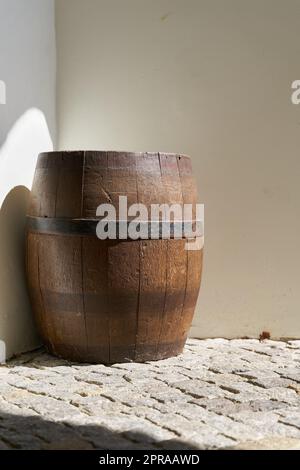 Holzfass aus Eichenholz als Dekoration im Innenhof einer Brauerei in deutschland Stockfoto