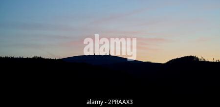 Blick auf den Brocken-Gipfel im Harz-Nationalpark in Deutschland von der Stadt Wernigerode nach Sonnenuntergang Stockfoto