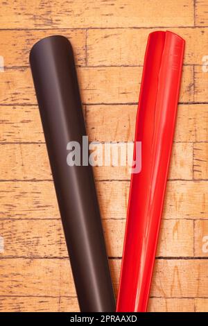 Schuhhorn aus Kunststoff und Metall auf Holzboden Stockfoto