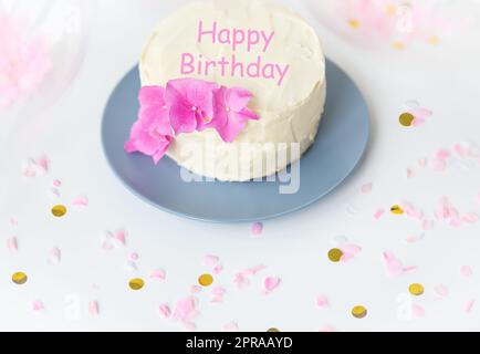 Sehr schöner kleiner weißer Bento-Kuchen, dekoriert mit frischen Blumen mit rosa Hortensien. Herzlichen Glückwunsch zum Geburtstag. Stockfoto