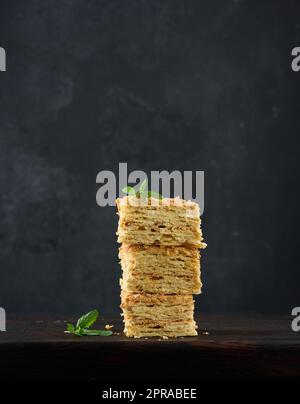 Ein Stapel gebackener Napoleon-Tortenscheiben mit Creme. Blätterteig, köstliches Dessert Stockfoto