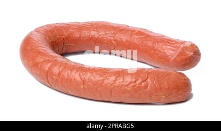 Geräucherte Wurst auf einem weißen isolierten Hintergrund. Krakauer Fleischwurst Stockfoto