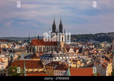 PRAG, TSCHECHISCHE REPUBLIK - Tinnkirchturm und Stadtbild in der Altstadt. Stockfoto