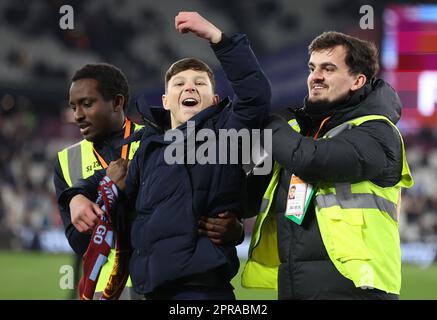 London, Großbritannien. 26. April 2023. Ein West-Ham-Fan geht auf Liverpool-Fans zu, wenn er nach dem Spiel der Premier League im London Stadium, London, vom Spielfeld entfernt wird. Das Bild sollte lauten: Paul Terry/Sportimage Credit: Sportimage Ltd/Alamy Live News Stockfoto