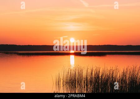 Sonnenuntergang Über Dem Lake River Horizon Bei Sonnenuntergang. Natürlicher Himmel In Warmen Farben Wasser. Sonnengewässer Stockfoto