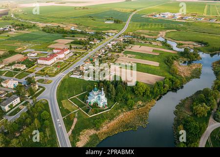 Krupets, Bezirk Dobush, Gomel Region, Weißrussland. Luftaufnahme Der Alten Hölzernen Orthodoxen Kirche Der Heiligen Dreifaltigkeit Am Sonnigen Herbsttag Stockfoto