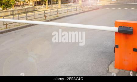 Automatische Barriere für das Sicherheitssystem am Eingang zum geschützten Bereich, Nahaufnahme Stockfoto