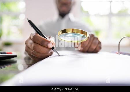 Corporate Auditor Mit Vergrößerungsglas Stockfoto