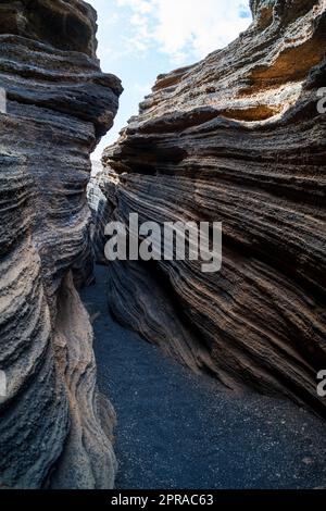 Las Grietas - vulkanische Spalte, die sich an den Hängen von Montana Blanca gebildet hat. Lanzarote, Kanarische Inseln. Spanien. Stockfoto