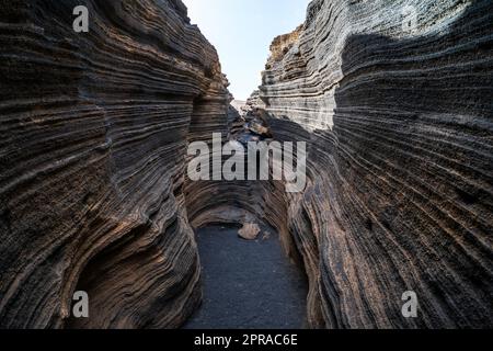 Las Grietas - vulkanische Spalte, die sich an den Hängen von Montana Blanca gebildet hat. Lanzarote, Kanarische Inseln. Spanien. Stockfoto