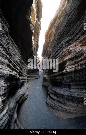 Las Grietas - vulkanische Spalte, die sich an den Hängen von Montana Blanca gebildet hat. Lanzarote, Kanarische Inseln. Spanien. Stockfoto