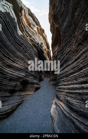 Las Grietas - vulkanische Spalte, die sich an den Hängen von Montana Blanca gebildet hat. Lanzarote, Kanarische Inseln. Spanien. Stockfoto