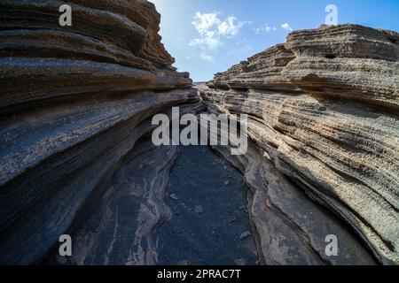 Las Grietas - vulkanische Spalte, die sich an den Hängen von Montana Blanca gebildet hat. Lanzarote, Kanarische Inseln. Spanien. Stockfoto