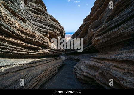 Las Grietas - vulkanische Spalte, die sich an den Hängen von Montana Blanca gebildet hat. Lanzarote, Kanarische Inseln. Spanien. Stockfoto