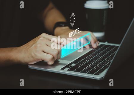 Mann mit Computer Laptop digitale Internet-Technologie aktualisieren Software oder Programm Symbol virtuellen Bildschirm Geschäftskonzept. Stockfoto