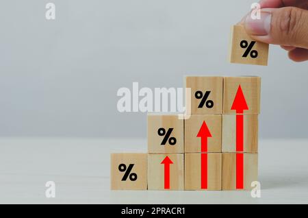 Holzwürfel Inflation und Pfeil rot mit Holzwürfel Prozentsatz Symbol auf dem Hintergrund und kopieren Raum.Business Finance Konzepte. Stockfoto