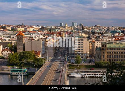 PRAG, TSCHECHISCHE REPUBLIK - Stadtbild und Stefanikova Most Brücke über die Moldau. Stockfoto