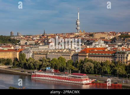 PRAG, TSCHECHISCHE REPUBLIK, EUROPA - Zizkov Fernsehturm, ein Senderturm aus dem Jahr 216m und Stadtbild an der Moldau. Stockfoto