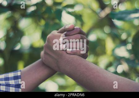 Freunde Schütteln Die Hände. Handshake-Mann. Freundlicher Händedruck von zwei Männern. Nahaufnahme von Männern, die mit einem Handschlag grüßen. Freunde Händeschütteln von zwei Händen. Stockfoto