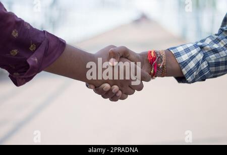 Freunde schütteln die Hände. Nahaufnahme. Freundschaftshandschlag im Freien. Stockfoto