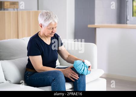 Frau Mit Coolem Gel Pack Am Knie Stockfoto