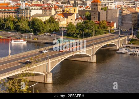 PRAG, TSCHECHISCHE REPUBLIK - Straßenbahn auf der Stefanikuv Most-Brücke, Stefanik-Brücke, auf der Moldau. Stockfoto