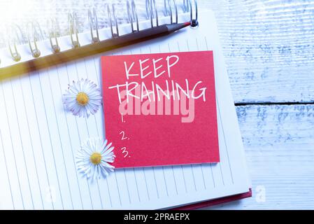 Schreiben Text anzeigen Schulung beibehalten. Business Showcase Grounding Drilling Always Wonder Be Curious Learn Sticky Note with New Ideas Over Notebook with Bleistift and Flowers around. Stockfoto