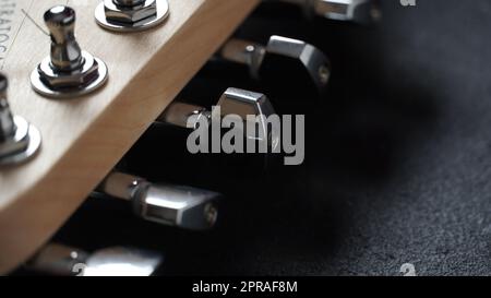 Nahaufnahme einer akustischen Gitarre Stimmschlüssel Stockfoto