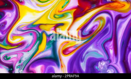 Abstrakte Farben, Hintergründe und Texturen. Ölfarbe in Milch schaffen helle bunte abstrakte Hintergründe. Chemisches Experiment. Stockfoto