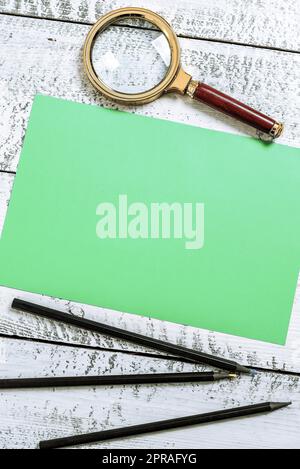 Wichtige Informationen, Die Auf Vier Verschiedenen „Notes On Desk With Cellphone“ Geschrieben Wurden. Krutialbotschaften Auf Memos Auf Dem Tisch Mit Bleistift. Wichtige Ankündigungen Auf Papier. Stockfoto