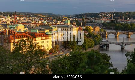 PRAG, TSCHECHISCHE REPUBLIK - Gebäude und Brücken auf der Moldau. Stockfoto