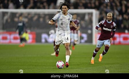 London, Großbritannien. 26. April 2023. Trent Alexander-Arnold (Liverpool) während des Spiels West Ham gegen Liverpool Premier League im London Stadium in Stratford. Kredit: MARTIN DALTON/Alamy Live News Stockfoto