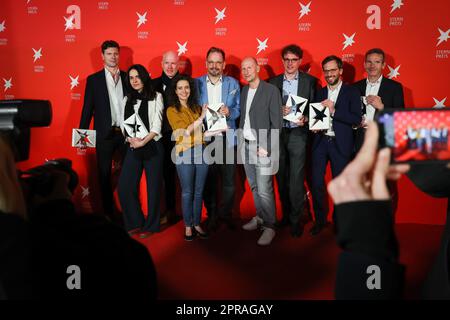 Hamburg, Deutschland. 26. April 2023. Nach der Präsentation des Stern-Preises 2023 stehen alle anwesenden Preisträger zusammen. Die Auszeichnungen wurden vom Magazin „Stern“ für herausragende journalistische Leistungen gesponsert, und unabhängige Jurymitglieder entschieden über die Auszeichnungen in sechs Kategorien. Kredit: Christian Charisius/dpa/Alamy Live News Stockfoto