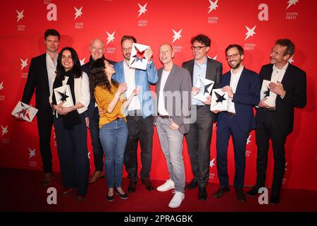 Hamburg, Deutschland. 26. April 2023. Alle anwesenden Preisträger stehen bei der Verleihung des Stern-Preises 2023 zusammen. Die Auszeichnungen wurden vom Magazin „Stern“ für herausragende journalistische Leistungen gesponsert, und unabhängige Jurymitglieder entschieden über die Auszeichnungen in sechs Kategorien. Kredit: Christian Charisius/dpa/Alamy Live News Stockfoto