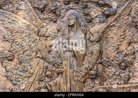 Marienhimmelfahrt – das vierte glorreiche Geheimnis auf dem Podbrdo in Medjugorje. Bronzeentlastungen am Hang von Carmelo Puzzolo. Stockfoto