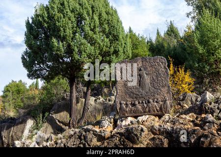 The Ascension of the Lord – das zweite glorreiche Geheimnis auf dem Berg Podbrdo in Medjugorje. Bronzeentlastungen am Hang von Carmelo Puzzolo. Stockfoto