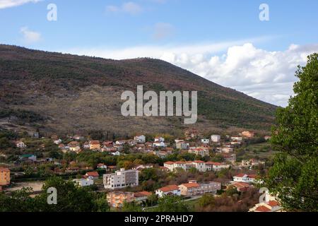 Der Blick auf das Dorf Medjugorje und den Berg Križevac darüber. Stockfoto