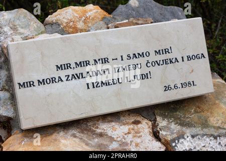 "Frieden, Frieden, Frieden..." - Die Stelle auf dem Podbrdo in Medjugorje, wo am dritten Tag der Erscheinungen die Jungfrau Maria vom Frieden sprach. Stockfoto