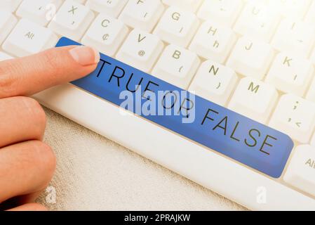 Schreiben, wobei Text True oder False angezeigt wird. Wort für die Entscheidung zwischen einer Tatsache oder einer Lüge Zweifel Verwirrung -48985 Stockfoto