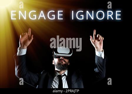 Handgeschriebenes Schild Engage Ignore. Geschäftsansatz Stille Behandlung Manipulative Strafe schmollt, verdrängt Mann trägt Virtual Reality Simulator und hebt während des Trainings die Hand. Stockfoto