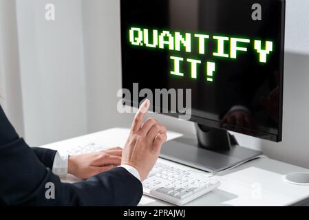 Textzeichen für Quantify IT. Konzept bedeutet, die Größe oder Menge eines Gegenstands zu messen und in Zahlen auszudrücken Frau gibt Updates auf dem Laptop ein und zeigt mit einem Finger auf neue Ideen. Stockfoto