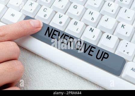 Schild mit der Aufschrift „niemals aufgeben“. Ein Wort für „Versuch es weiter, bis du erfolgreich bist. Folge deinen Traumzielen -48717 Stockfoto