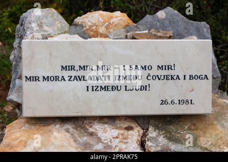 "Frieden, Frieden, Frieden..." - Die Stelle auf dem Podbrdo in Medjugorje, wo am dritten Tag der Erscheinungen die Jungfrau Maria vom Frieden sprach. Stockfoto