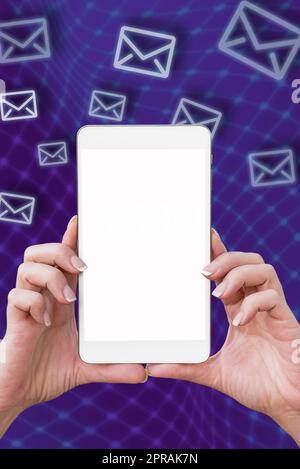 Wichtige Mitteilungen Auf Dem Mobiltelefon Am Schreibtisch Mit Stift, Paperwraps, Büchern Und Notizbuch. Grundlegende Informationen Werden Auf Dem Mobiltelefonbildschirm Auf Dem Tisch Angezeigt. Stockfoto